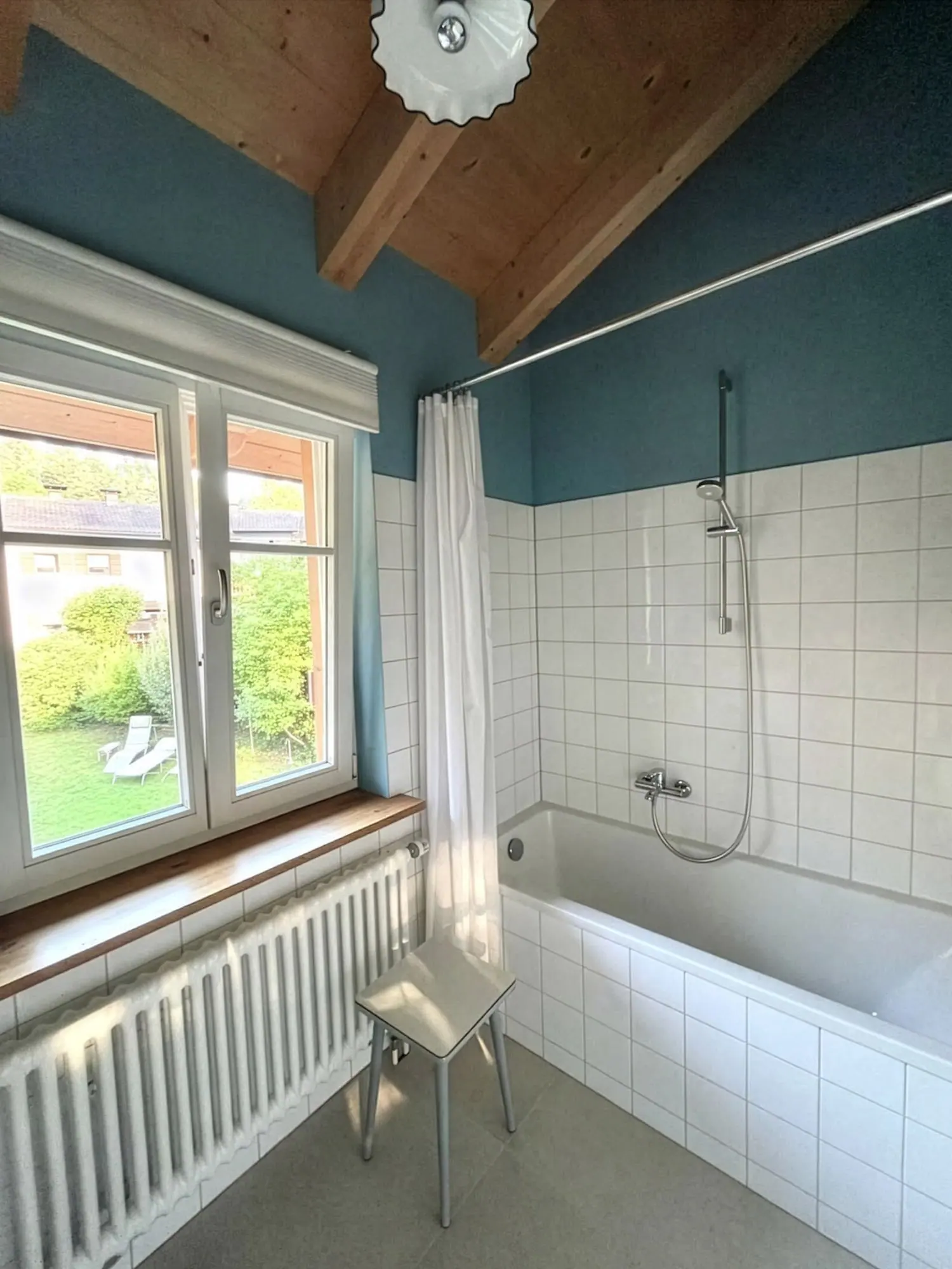 Bad mit Badewanne unter dem Fenster