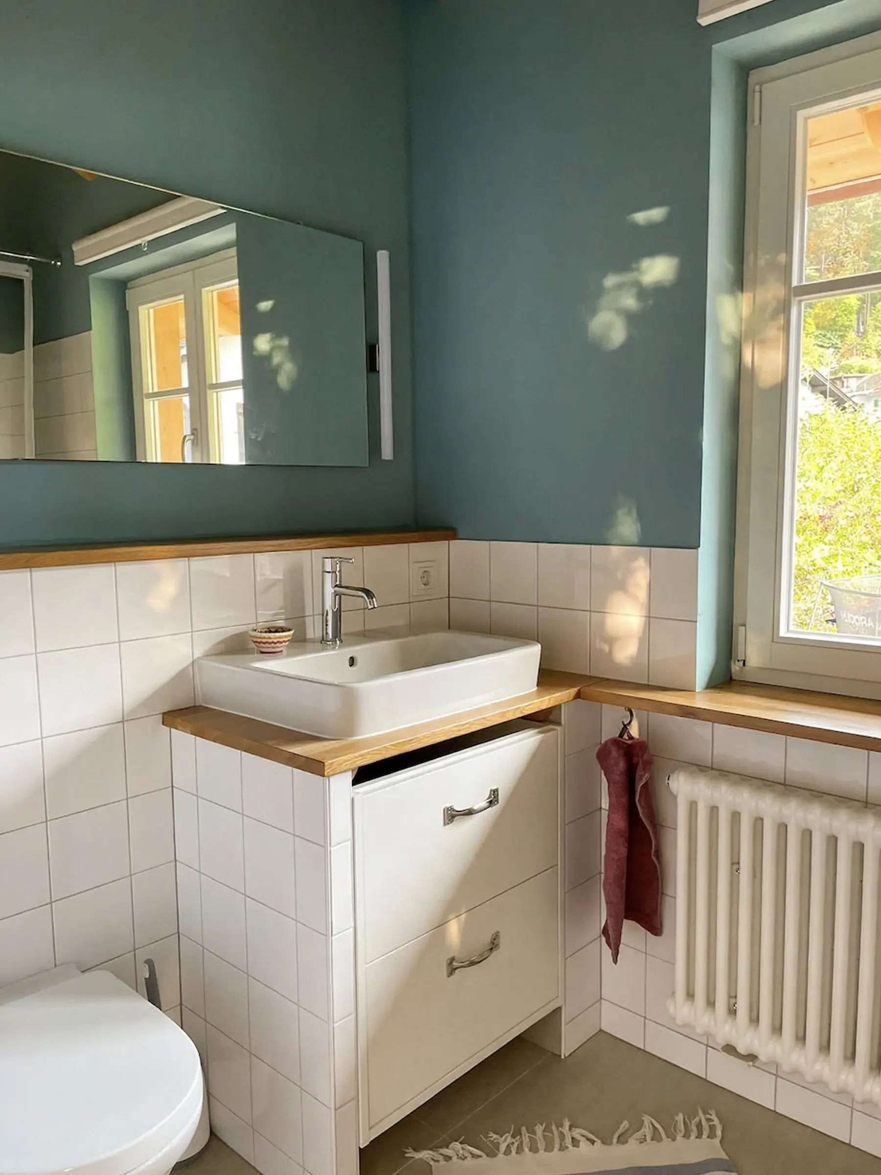 Waschbecken mit Spiegel und Fenster