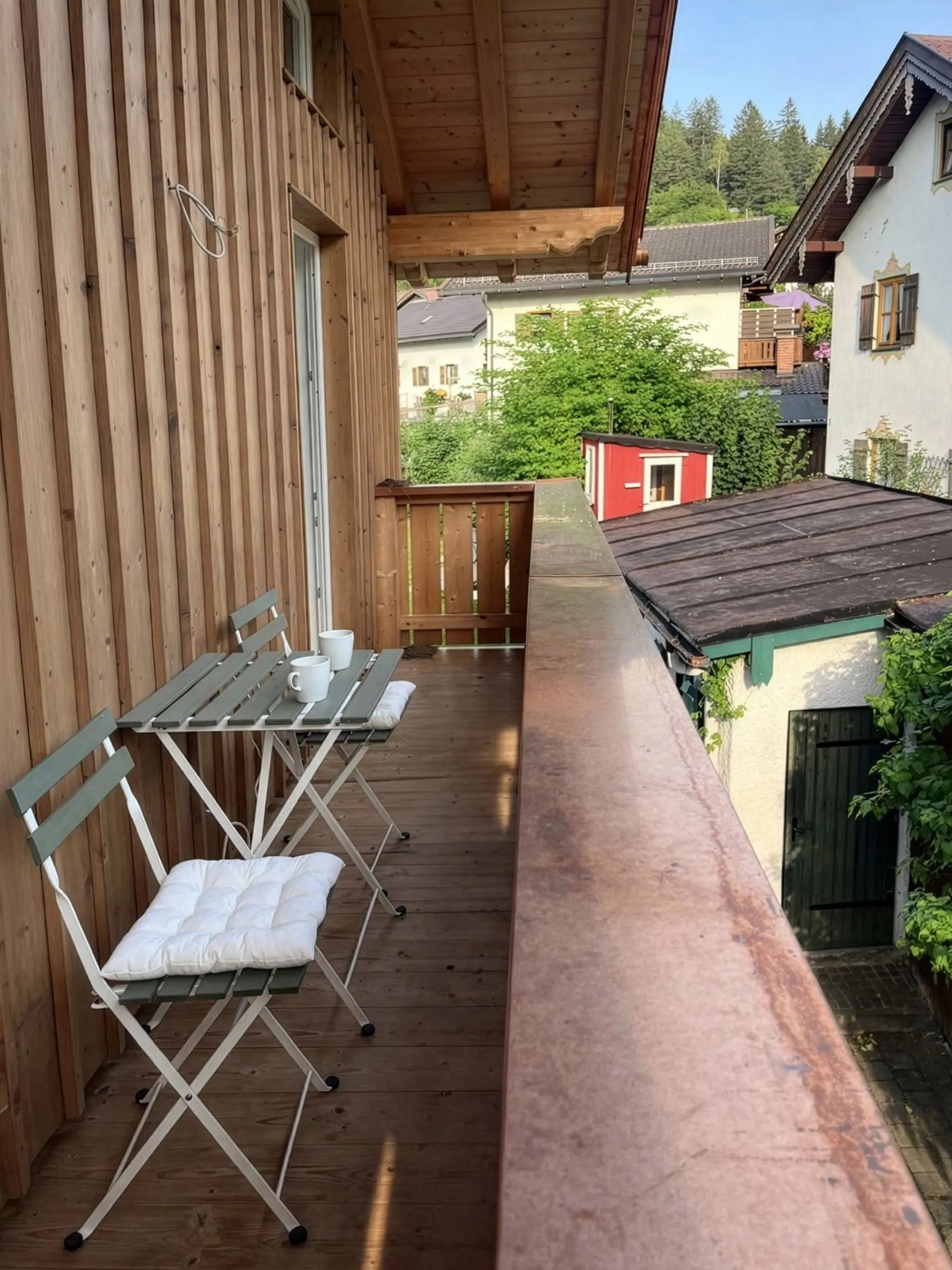 Balkon mit Tisch und Stühlen