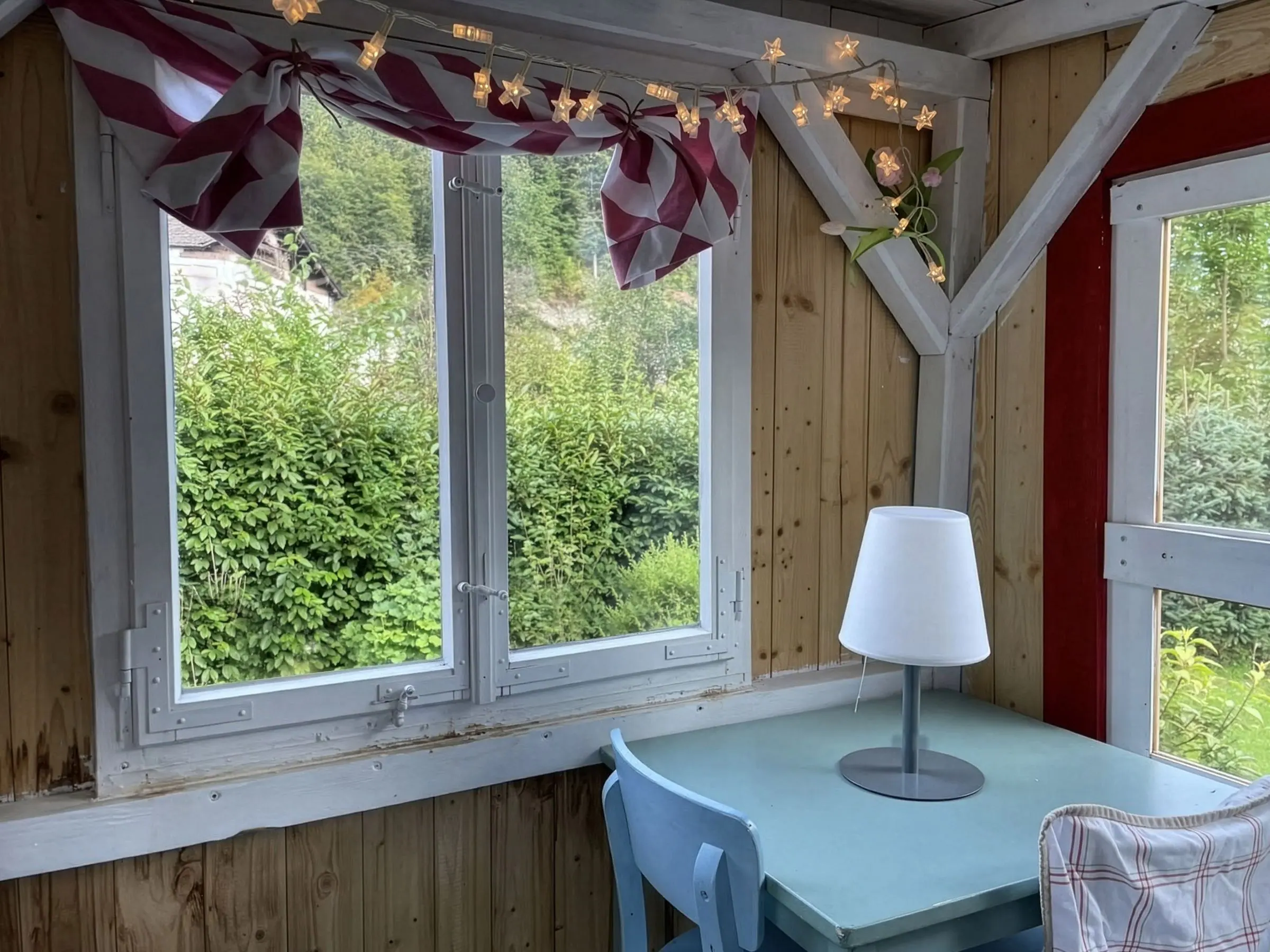 Im Baumhaus, Blick durchs Fenster ins Grüne