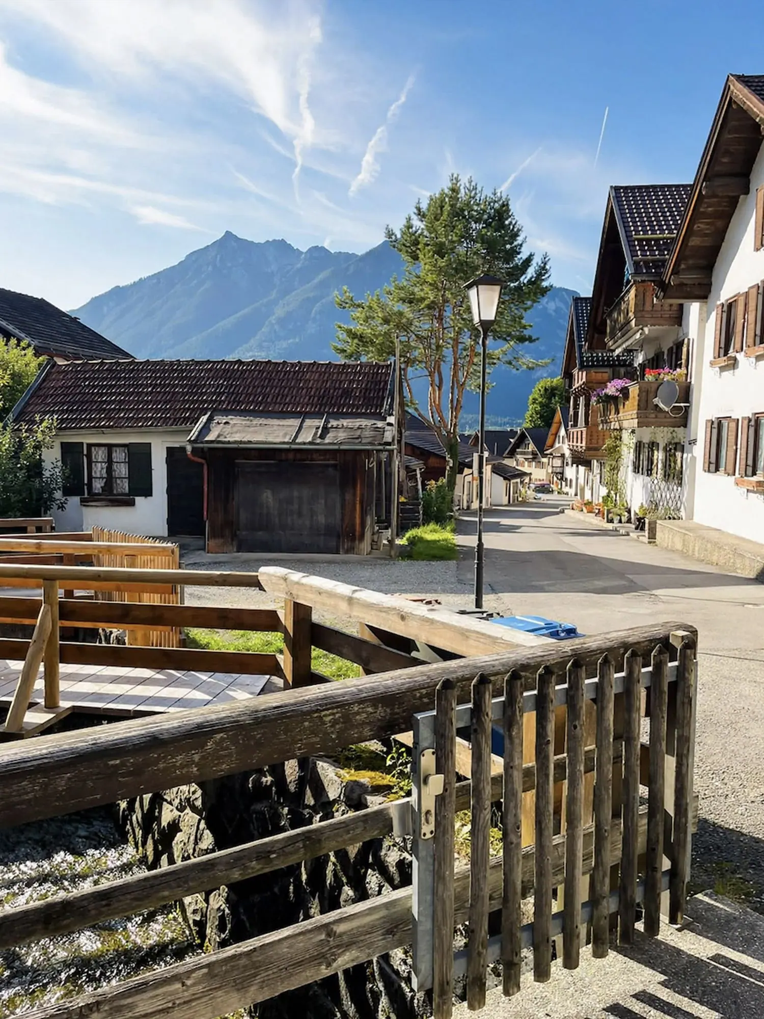 Einfahrt am Fauken mit Gartentor, dahinter die Berge