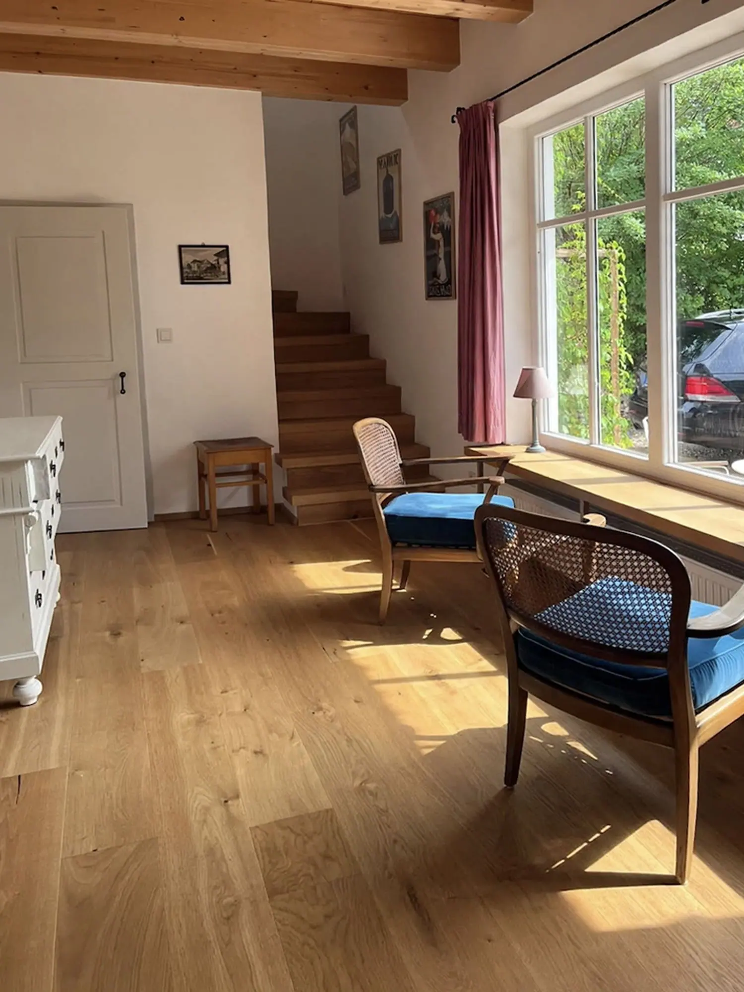 Eingangsbereich mit Treppe, Sitzplatz und großem Fenster zum Garten