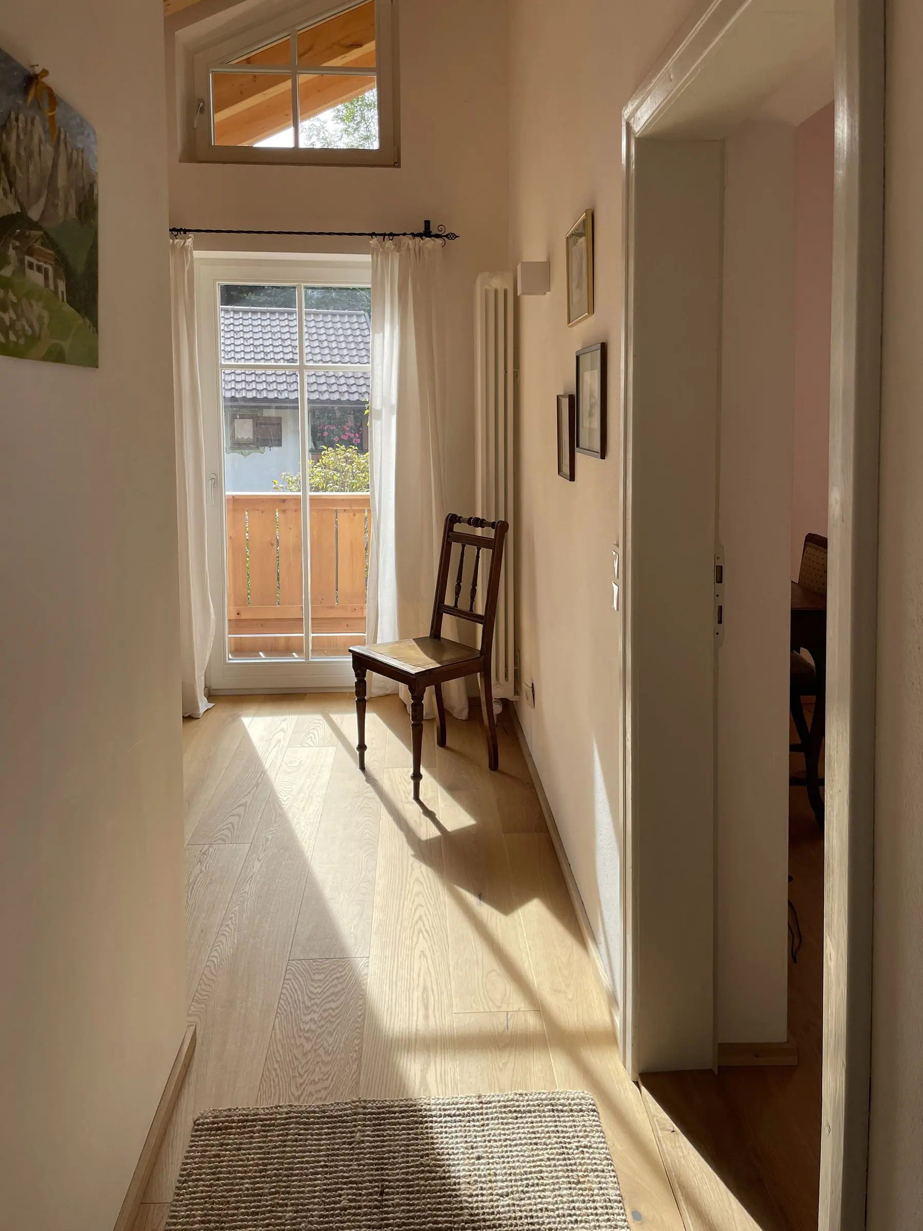Heller Flur oben mit Tür zum Balkon