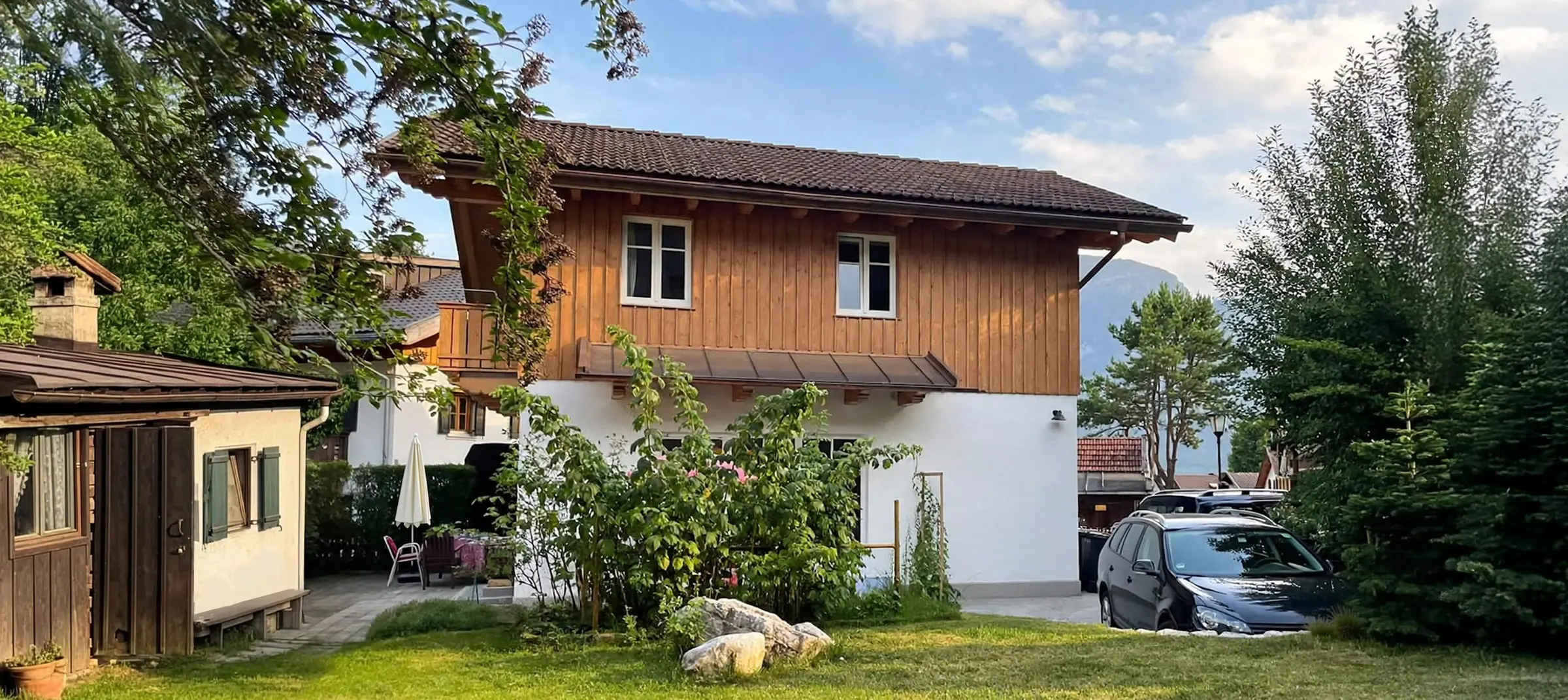 Das Ferienhaus an der Faukenstraße mit Holzfassade, davor der eigene Garten