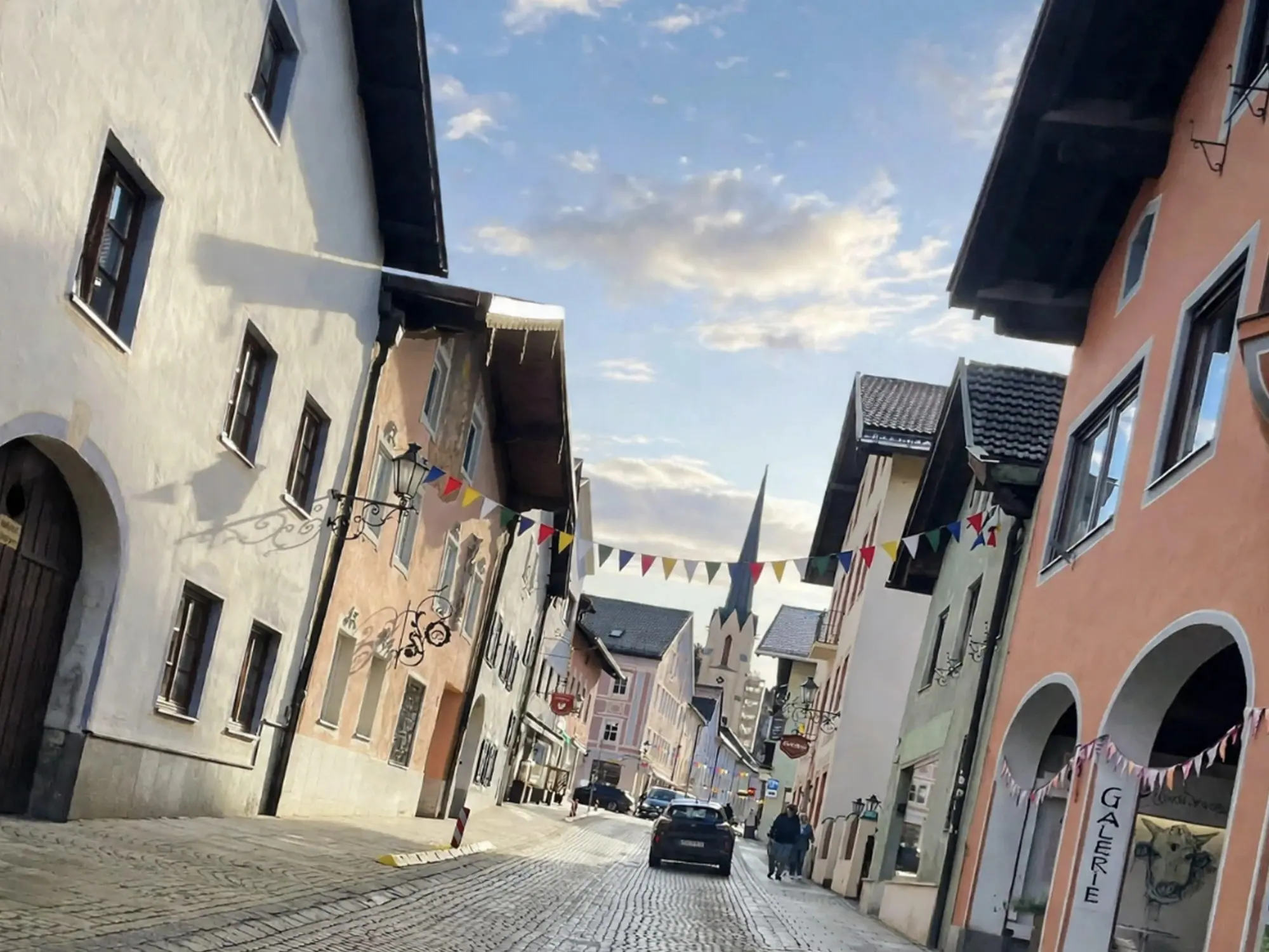 Die Ludwigstraße in Partenkirchen mit bemalten Häusern und Kirchturm