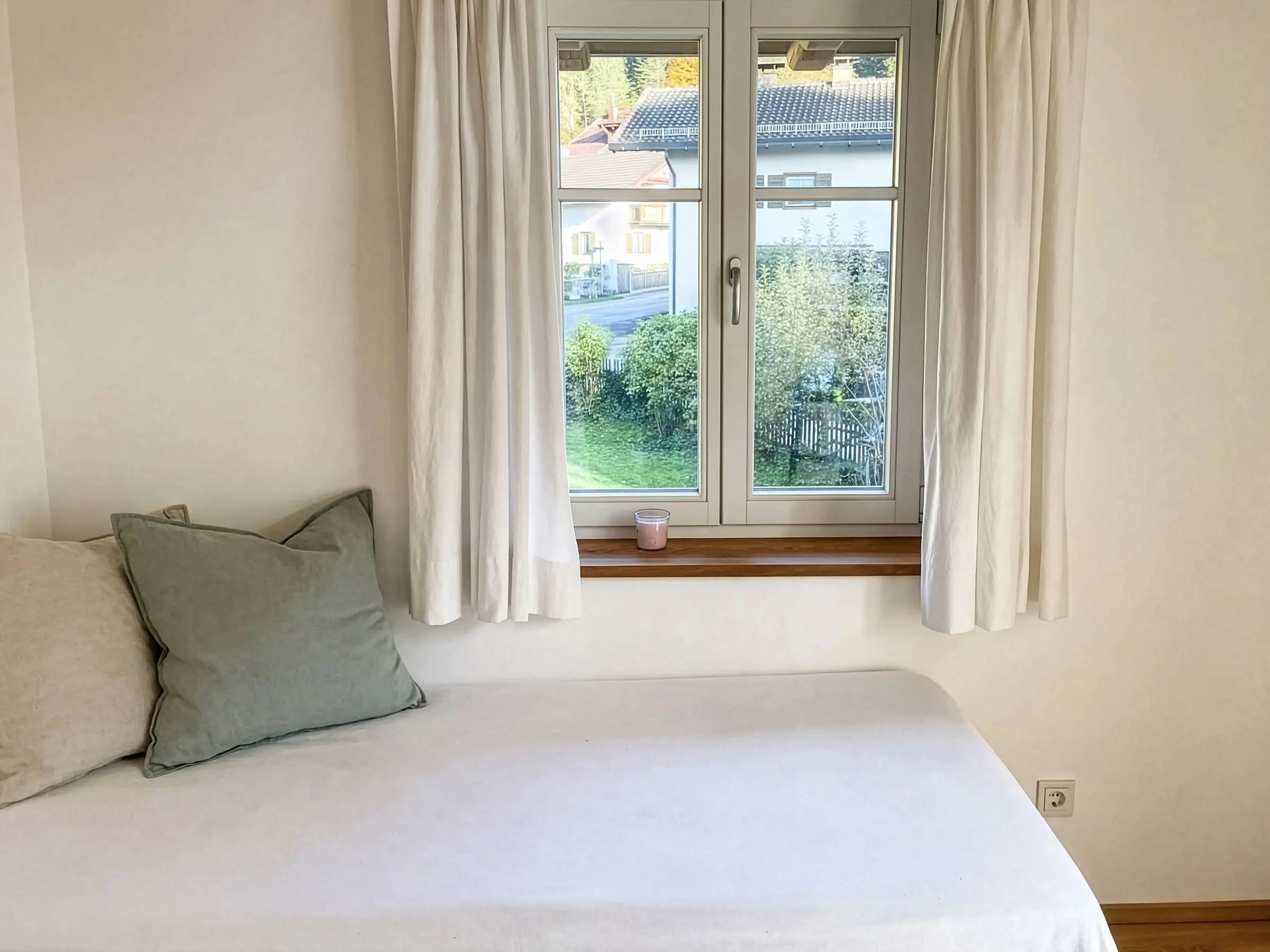 Schlafnische mit Einzelbett am Fenster